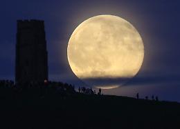 ‘Che fai tu, luna, in ciel?’ La luna di Pasqua 
