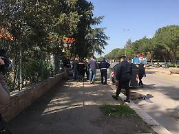 Via Napoli, attivista si oppone agli operai che stanno abbattendo alberi
