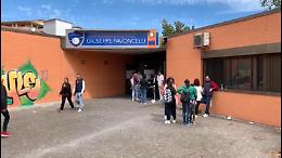 Spray al peperoncino nei corridoi della scuola media Pavoncelli di Cerignola: irritazioni a occhi per tre studenti 
