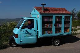 Bibliomotocarro, la biblioteca itinerante che dona libri e cultura ai bambini lucani