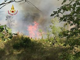 Orta Nova, tenta di spegnere incendio ma rimane intrappolato nelle fiamme: muore 75enne