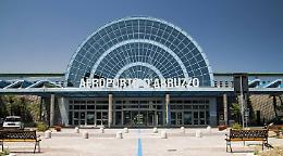 Documenti falsi per andare a Londra, arrestato all'aeroporto di Pescara un giovane albanese nato Foggia