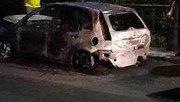 Muro Lucano, in fiamme l'auto della moglie del sindaco. Fratelli d'Italia: «Attacco vile»