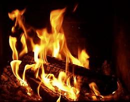 Atto incendiario contro tabaccheria, titolare nega richiesta estorsiva