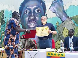 Emiliano mette a loro disposizione "Casa Sankara" ma i migranti africani non vogliono trasferirsi dall'Arena degradata di San Severo