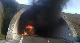 Autocisterna in fiamme in galleria sull'A2: poliziotti intossicati