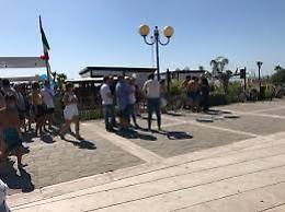 Striscioni contro Salvini a Policoro: «Beach party, ingresso 5 rubli»