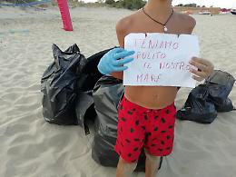 Metaponto: Matteo, 12 anni, ripulisce la spiaggia con l’aiuto degli amici
