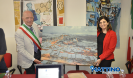 Tra brindisi e lacrime, la viceministro Laura Castelli diventa cittadina onoraria di Rocchetta Sant'Antonio