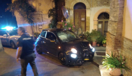 Notte di follia in Abruzzo per un 21enne foggiano: ruba una 500, ingaggia un inseguimento con la Polizia e si schianta contro un muro