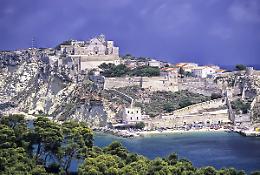 Isole Tremiti, un operaio di Termoli muore cadendo dal tetto mentre installa una grondaia