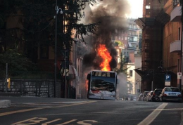 Potenza, bus in fiamme in pieno centro cittadino
