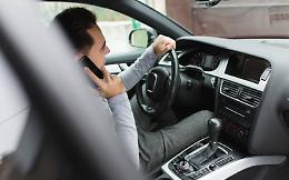 L'autovelox ora vede anche se allacciamo la cintura e usiamo i telefonini, la Polizia di Foggia ne becca 60