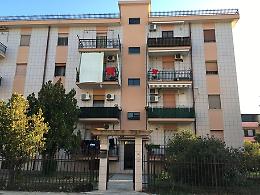 I vicini di casa dell'agente penitenziario che ha ucciso moglie e figlie, ammazzandosi: «Sembrava depresso»