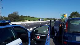 Una decina di banditi assaltano camion di sigarette sull'autostrada, tra Cerignola e Canosa