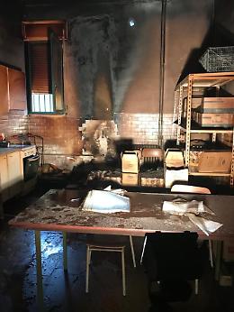 Lanciano un petardo nella scuola media di Troia e provocano un incendio che distrugge parte della sala musica e Banco alimentare