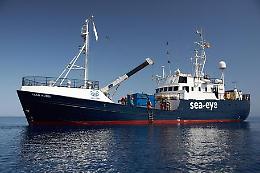 Sbarcati a Taranto gli 88 migranti della Alan Kurdi : solo i minori non accompagnati restano in Puglia