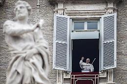 Il papa durante l'Angelus ricorda il sisma del 1980: «Ferite non ancora rimarginate»