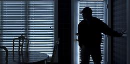 Entra in casa per rubare ma quando la donna anziana e sola si sente male l'aiuta a distendersi sul letto, le dà dell'acqua e va via