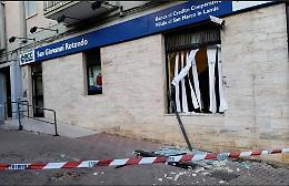 Assalto alla Banca di Credito Cooperativo di San Marco: sfondano il muro con una pala meccanica