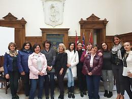 Donne con le mani in pasta per far lievitare il proprio futuro