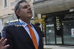 Toti vuole fare come Emiliano: se non può imporre il vaccino ai sanitari che si rifiutano, li trasferisce