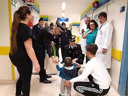 All'ospedale di Cerignola i Carabinieri "arrestano" la tristezza: doni e sorrisi per i bambini ricoverati in pediatria