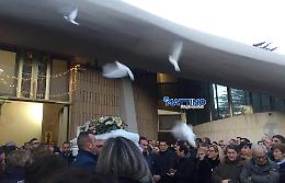 Sono un volo di colombe bianche le lacrime di Foggia per Ilaria