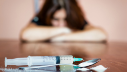 Foggia, donna tossicodipendente minacciava di picchiare le figlie se il marito non le procurava la droga