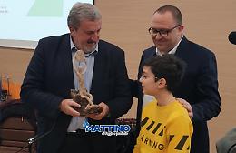 Il premio di Emiliano a Potito di Stornarella, piccolo eroe del clima: "E' la Puglia intera che ti ringrazia" 