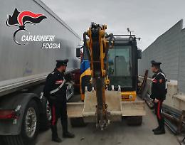 I Carabinieri scoprono a Cerignola un escavatore e un camion rubati a Segrate