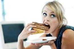 Mangiando gli stessi alimenti, ingrassiamo più a colazione o più a cena? 