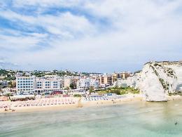 Rodi e Vieste tra le 144 bandiere verdi italiane assegnate dai pediatri alle spiagge adatte ai bambini