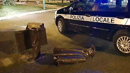 Delinquenti e pure cretini: la statua del "Viaggiatore" spezzata in due a Foggia