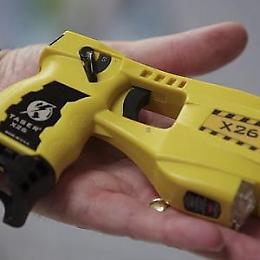 Foggia, si presenta a casa dell'ex fidanzato armata di taser per riprendersi la roba