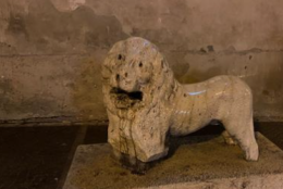 Ascoli Satriano, imbrattato il leone marmoreo di epoca romana a guardia della concattedrale