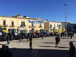 100 trattori Coldiretti in piazza a Cerignola per la giornata del ringraziamento, il vescovo Renna duro contro agromafia e caporalato