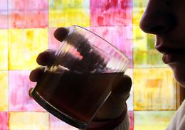 Abusa di vino e birra, una 14enne di Foggia finisce in ospedale rischiando il coma etilico