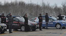 L'omaggio delle forze di polizia ai sanitari del "Cardarelli" di Campobasso, centro regionale per il Coronavirus