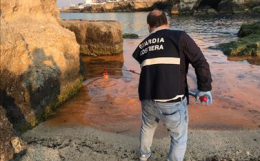 Da Mattinata a Bari, il mare pugliese si colora di rosso per le alghe: «Nessun pericolo per la salute», assicura l'Arpa