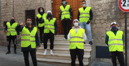 Lucania solidale: a Barile i volontari anti Covid hanno indossato una pettorina gialla per consegnare mascherine e pasti