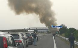 Un tir carico di pasta prende fuoco tra Foggia e San Severo, sull'autostrada code "bollenti"