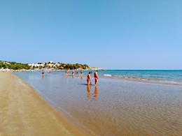 In Puglia al mare dal 25 maggio, con steward di spiaggia che illustrano ai clienti le misure di prevenzione 