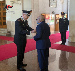 Medaglia d'oro al valor civile per il maresciallo Di Gennaro consegnata dal comandante generale dei Carabinieri Nistri
