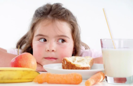 Occhio a cibo, peso e a pubblicità di schifezze alimentari: ecco come tutelare la salute dei bambini