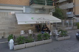 Foggia, malviventi incappucciati ripuliscono il bar "Red and Black" aggredendo il dipendente