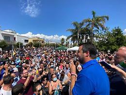 Tour di successo per Salvini in Puglia ma a coloro che lo contestano dice: «Sono i cani da guardia di Emiliano»