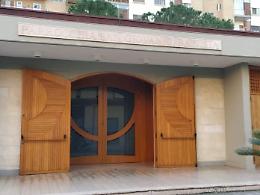 Non possono crescerlo e abbandonano neonato in una chiesa di Bari