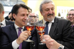 E, tra Conte e Emiliano, siamo a "Oggi le comiche": il governatore firma i decreti per le elezioni, con «facoltà» di esprimere la preferenza di genere