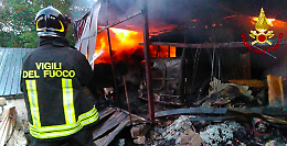 Filiano, si indaga sulle cause dell'incendio del capannone andato in fumo